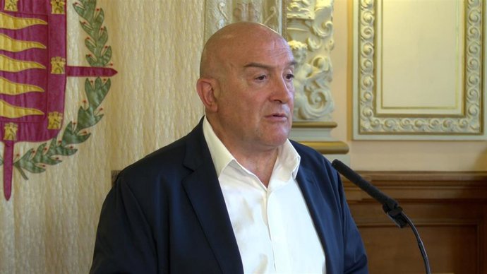 Archivo - Carnero, durante la atención a medios.