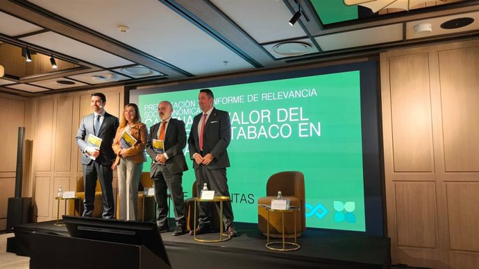 Presentación del informe con la directora general de la Mesa del Tabaco, Águeda García-Agulló, el presidente de la Unión de Asociaciones de Estanqueros de España, Miguel Angel Martínez Cuadrado, y el director de tabaco de Logista España, Jorge Segura