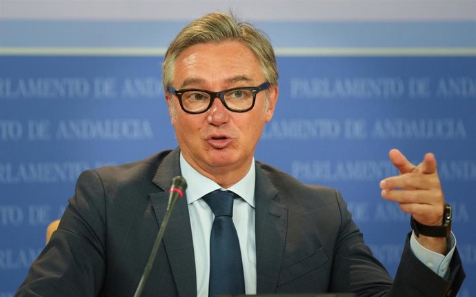 El portavoz del Grupo Parlamentario Vox en Andalucía, Manuel Gavira, este miércoles en rueda de prensa.