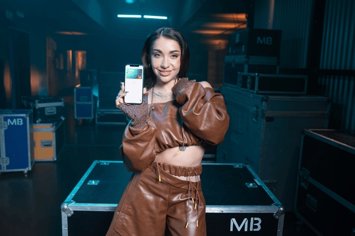 La cantante María Becerra con la tarjeta de Imagin.