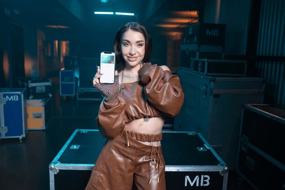 La cantante María Becerra con la tarjeta de Imagin.