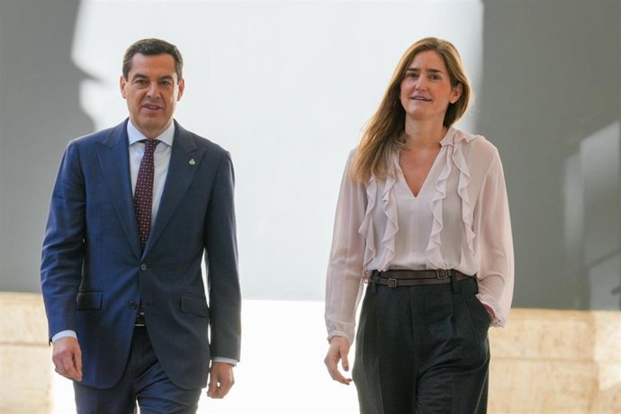 Archivo - El presidente de la Junta de Andalucía, Juanma Moreno y la vicepresidenta y ministra para la Transición Ecológica y el Reto Demográfico, Sara Aagesen (Fotografía de Archivo)