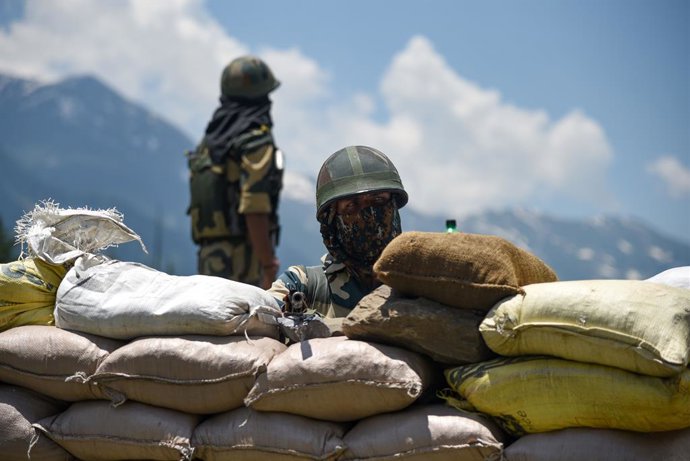 Archivo - Arquivo - Um militar indiano na área disputada de Ladaj