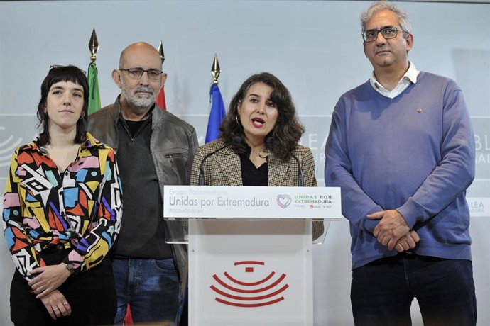 Archivo - La portavoz de Unidas por Extremadura, Irene de Miguel, junto al resto de diputados de la formación en la Asamblea, ofrece una rueda de prensa
