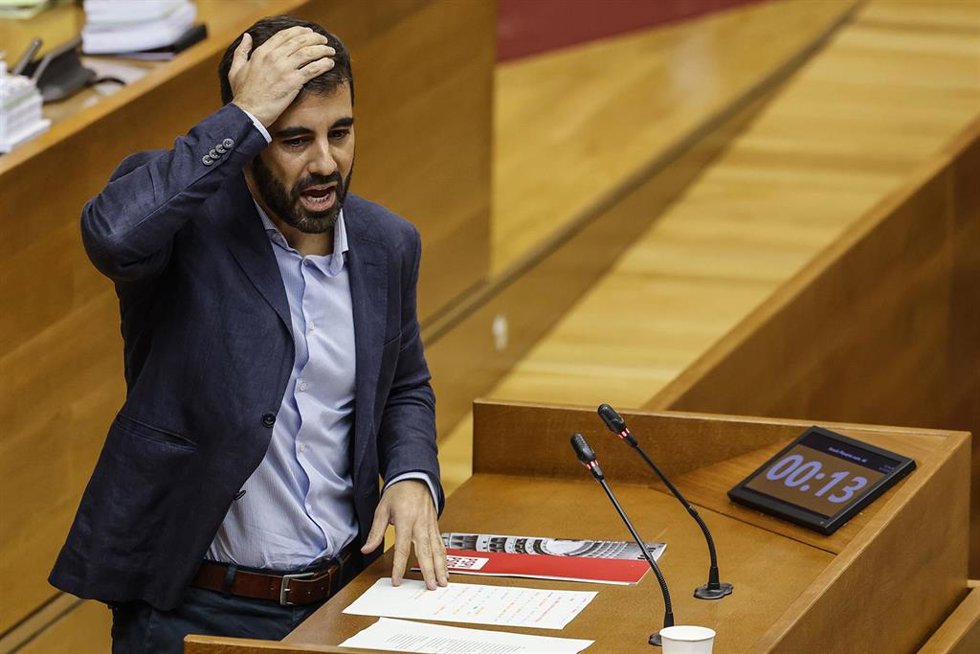 El portavoz del PSOE en las Corts de Valencia, José Muñoz, durante la sesión de control en Les Corts, a 16 de octubre de 2025, en Valencia