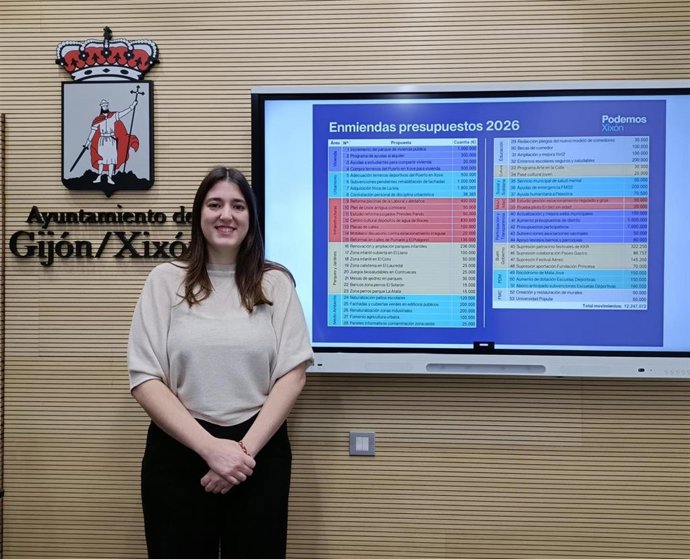 La portavoz de Podemos en el Ayuntamiento de Gijón, Olaya Suárez, en rueda de prensa en el Consistorio gijonés.