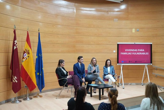 La consejera de Política Social, Familias e Igualdad, Conchita Ruiz, y el consejero de Fomento e Infraestructuras, Jorge García Montoro, durante un encuentro con familias beneficiarias del programa PARES