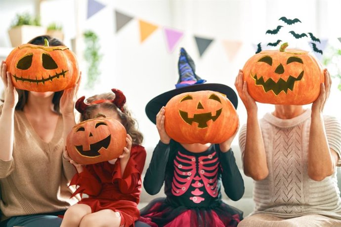 Varias personas disfrazadas de Halloween
