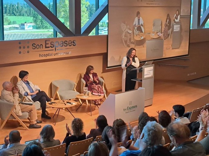 La consellera de Salud, Manuela García, inaugura la jornada en Son Espases