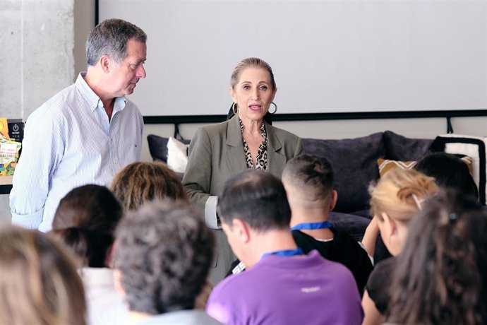 La concejala delegada de Educación y Fomento del Empleo, María Paz Flores, ha asistido a la jornada inaugural del programa ‘Objetivo Empresa’, organizada por el IMFE, y que ha tenido lugar en el coworking Monday Muelle Uno.