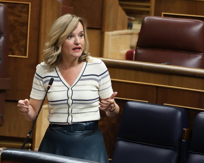 La ministra de Educación, Pilar Alegría, durante una sesión de control al Gobierno, en el Congreso, a 15 de octubre de 2025, en Madrid (España). Sumar, Bildu y el BNG secundan la convocatoria de paros y huelga convocada en apoyo a Gaza con las ausencias d