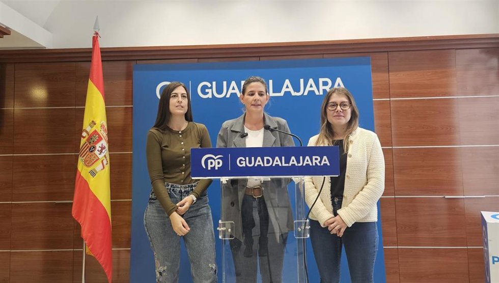 La secretaria general del Partido Popular de Castilla-La Mancha, Carolina Agudo, en rueda de prensa en Guadalajara.