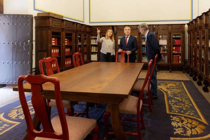 El delegado de Hacienda del Ayuntamiento de Sevilla, Juan Bueno, visita la remodelación de la Biblioteca del Maestre del Real Alcázar