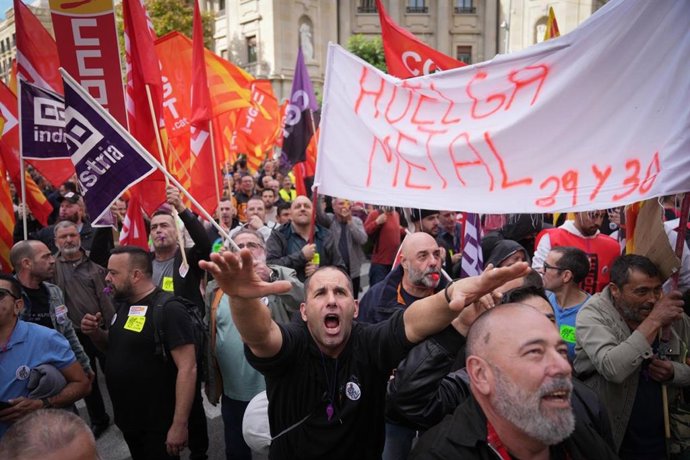 Treballadors del metall protestant davant Foment a Barcelona per un nou conveni
