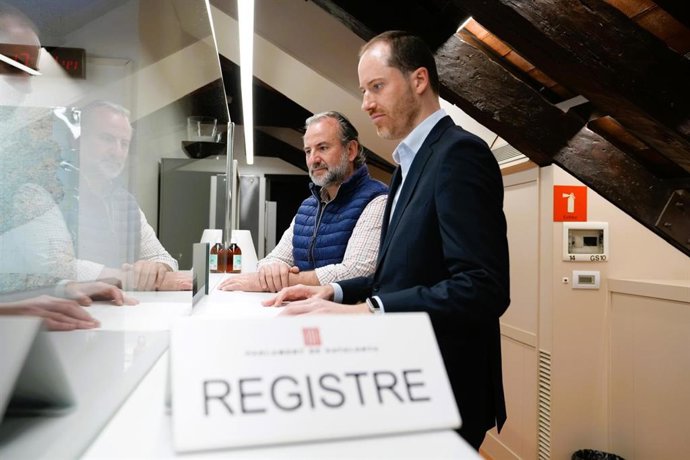 El portavoz del PP en el Parlament, Juan Fernández, registra la propuesta del grupo