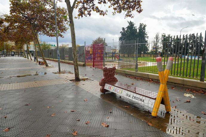 Archivo - Imagen de archivo de un parque de Isla Cristina cerrado a causa de las luvias.L
