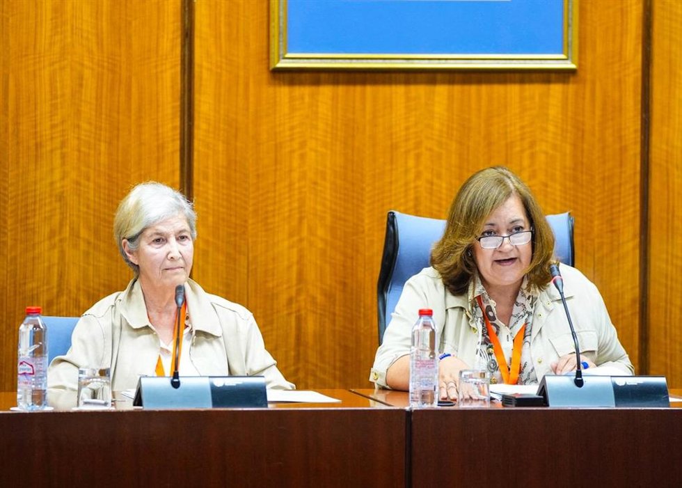 La presidenta de ConFeapa, Ángela García Cañete, y la integrante del Panel de Expertos de Personas con Alzheimer (PEPA) Andalucía Soledad García Sánchez.
