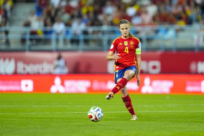 Irene Paredes, da Espanha, em ação durante a partida de ida da semifinal da Liga das Nações Femininas da UEFA 2025 entre Espanha e Suécia no Estádio La Rosaleda em 24 de outubro de 2025 em Málaga, Espanha