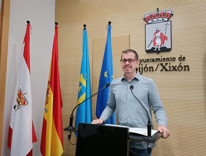 El portavoz de IU en el Ayuntamiento de Gijón, Javier Suárez Llana, en rueda de prensa en el Consistorio gijonés.