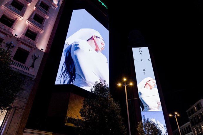 Portada del nuevo álbum de Rosalía, 'Lux', proyectada en la plaza de Callao