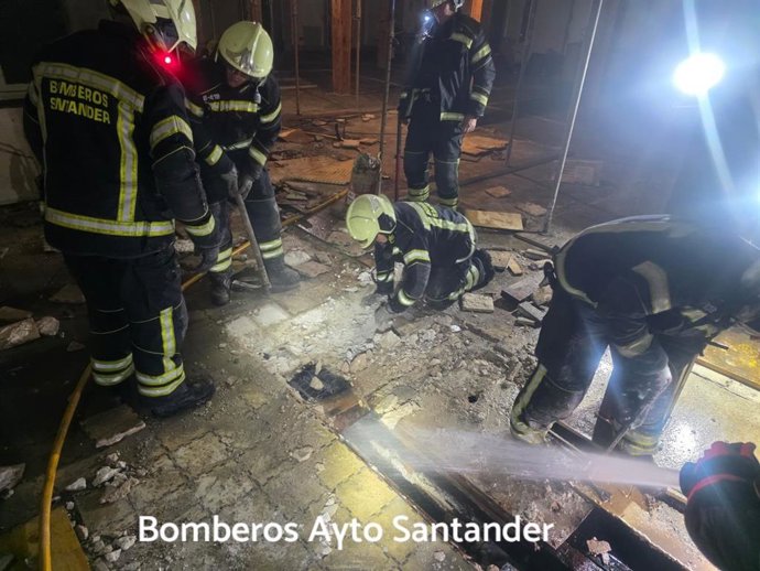 Bomberos de Santander sofocan un incendio en la calle Herán Cortés