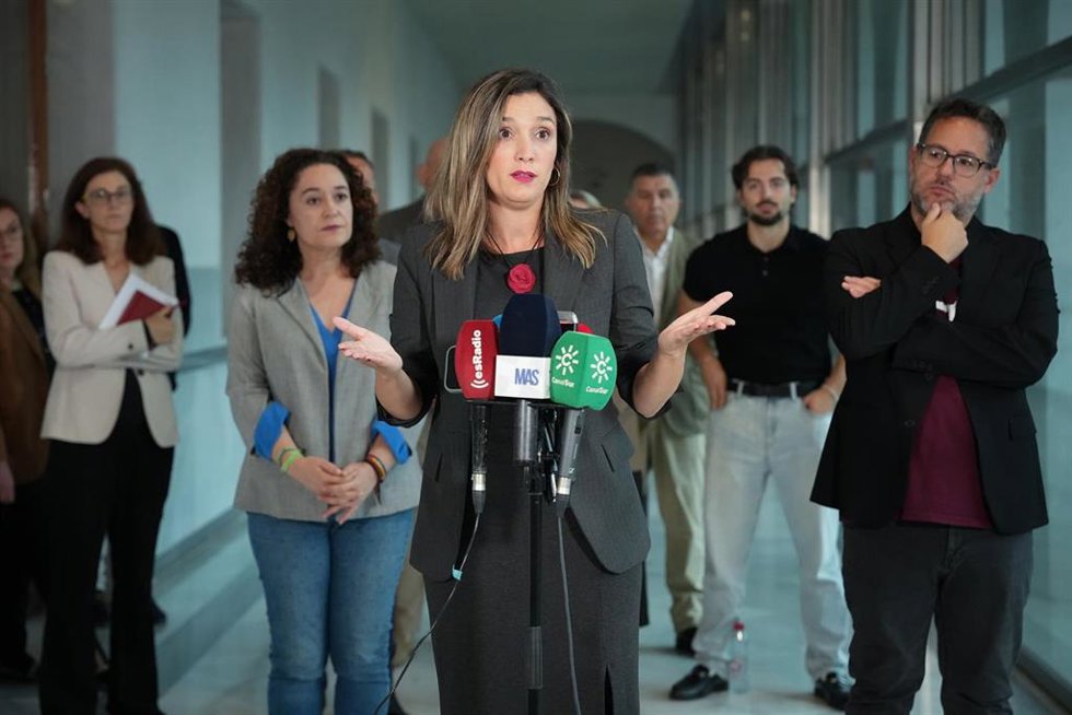 Los portavoces parlamentarios del PSOE-A, María Márquez (c); Adelante Andalucía, José Ignacio García (d); y Por Andalucía, Inmaculada Nieto (i); atienden a los medios de comunicación. A 29 de octubre de 2025, en Sevilla (Andalucía, España). Los portavoc