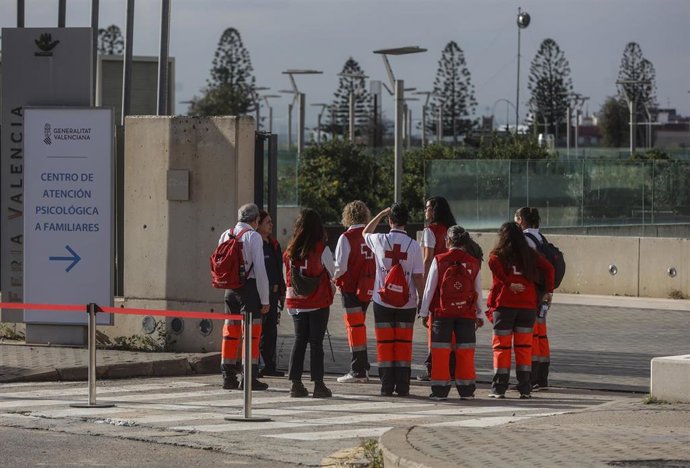 Archivo - Miembros de Cruz Roja en la entrada de la Feria de Valencia, a 7 de noviembre de 2024,.