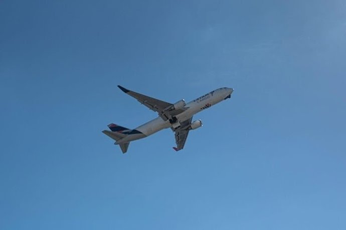 Archivo - Un avión de Latam Cargo Group.