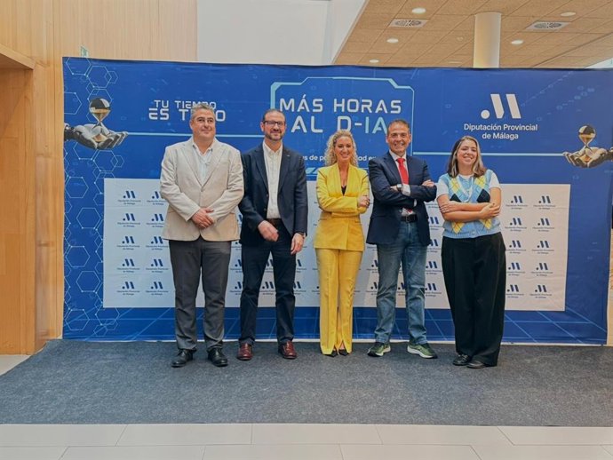 La diputada de Empleo y Formación, María del Carmen Márquez, ha destacado en la jornada que el Servicio de Empleo impulsa y potencia la competitividad económica y social en la provincia a través de ayudas al emprendimiento.