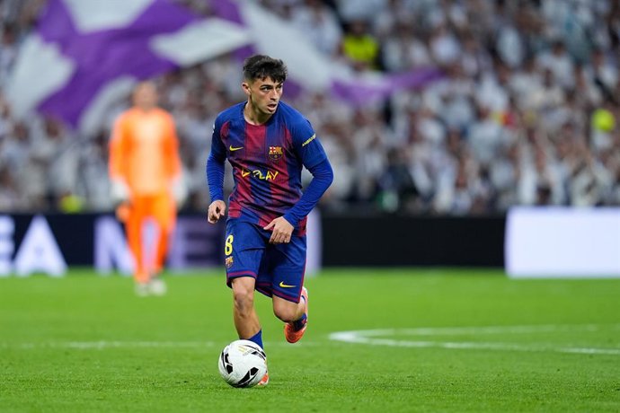 Pedri Gonzalez do FC Barcelona em ação durante a partida de futebol da Liga Espanhola, LaLiga EA Sports, disputada entre Real Madrid C.F. e FC Barcelona no estádio Santiago Bernabeu em 26 de outubro de 2025, em Madri, Espanha.