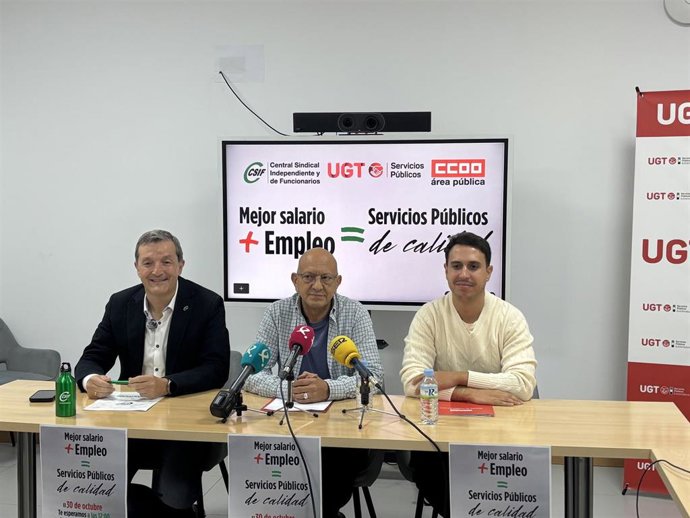 Representantes de CSIF, UGT y CCOO presentan la concentración en Baadjoz para exigir un nuevo acuerdo salarial a los empleados públicos