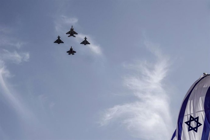 Archivo - Varios cazas F-35 sobrevolando Israel.