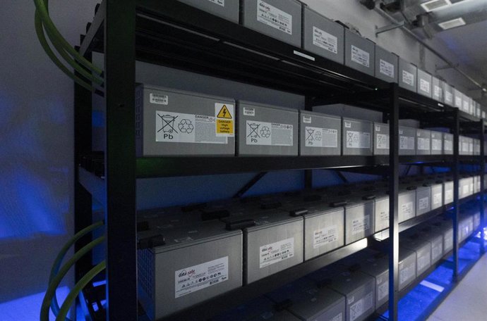 Archivo - Varias instalaciones que se encargan de proporcionar seguridad al suministro eléctrico por si hubiera cortes y de evitar los picos de electricidad que pueden dañar los equipos, durante una jornada de puertas abiertas al centro de datos Digital R
