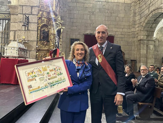 El alcalde de León, José Antonio Diez, entrega a la pregonera del acto, la directora del Museo de San Isidoro, Raquel Jaén, una acuarela con los edificios y lugares más emblemáticos de León.