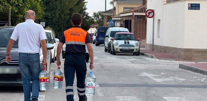Vecinos de Murcia ayudados por Protección Civil para acceder agua potable durante el corte de agua por la avería en el canal de abastecimiento de la MCT