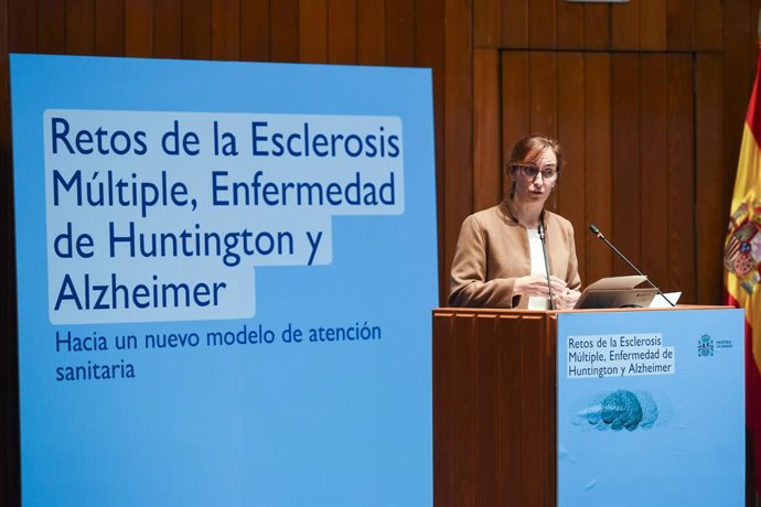 A Ministra da Saúde, Mónica García, apresenta a conferência sobre a Estratégia Nacional para as Doenças Neurodegenerativas, no Ministério da Saúde, em 29 de outubro de 2025, em Madri (Espanha). O Ministério organizou a conferência com o título "Re