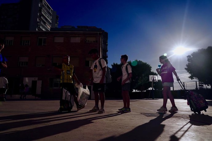 Archivo - Alumnos en el patio del colegio 