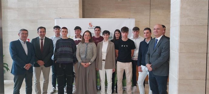 González Corral junto a los alumnos galardonados