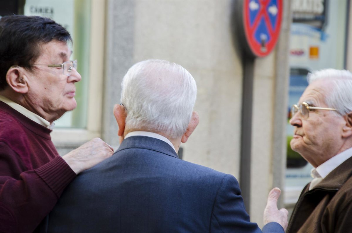 Los mayores de C-LM tienen  la mayor esperanza de vida del país  pero cobran 220 euros menos que la media, según CCOO