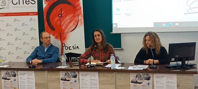 El director del CITEs, Jerzy Nawojowskim; la coordinadora de la Casa de la Poesía, María Ángeles Álvarez; y la coordinadora del Club de Amigos de la Casa de la Poesía, Esther Bueno, presentan un nuevo curso de la Casa de la Poesía.