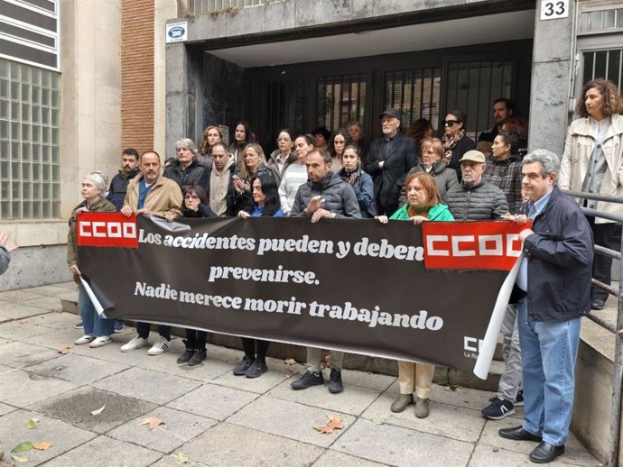 CCOO La Rioja se concentra por el último fallecido en accidente laboral, un trabajador de una empresa de Arrúbal