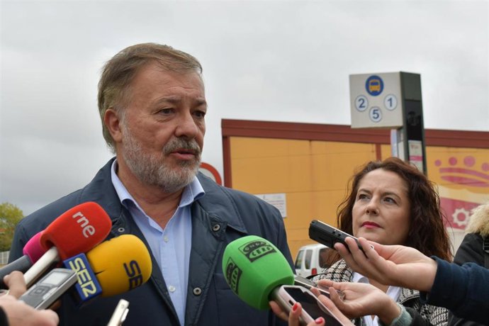 El alcalde de Cuenca, Darío Dolz, atiende a los medios.