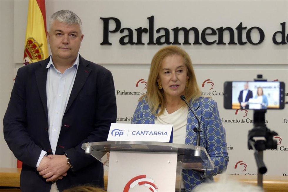 La secretaria autonómica del PP, María José González Revuelta, y el consejero de Economía, Luis Ángel Agüeros
