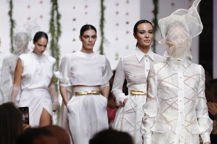 El cierre de la pasarela Málaga de Moda corrió a cargo del diseñador Rafael Urquizar, con su colección ADN (en la imagen), combinando sobriedad, atemporalidad, minimalismo y vanguardia.