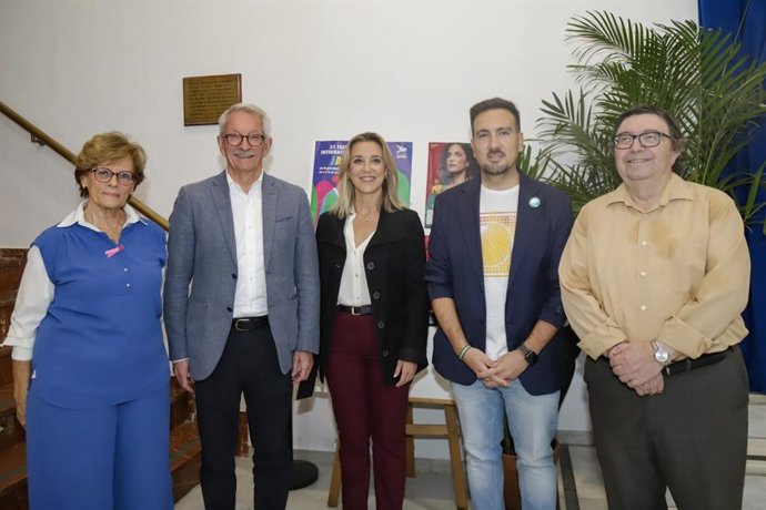 Posado durante la celebración de las II Jornadas sobre Memoria Democrática  con la alcaldesa de la localidad, Ana Isabel Jiménez, en el centro.