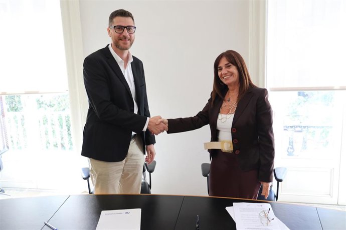 Archivo - El portavoz del PP en el Parlament balear, Sebastià Sagreras y la portavoz de VOX en el Parlament balear, Manuela Cañada.