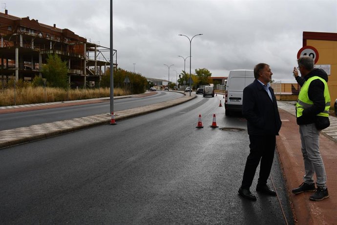 El alcalde de Cuenca, Darío Dolz, visita el reasfaltado de la Ronda Oeste.