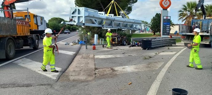 La reposición de la cartelería en la AP-4 PK 83.