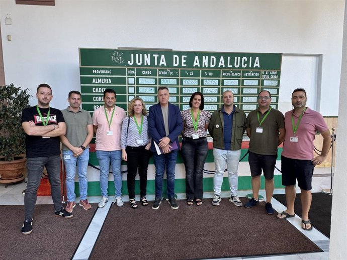 La portavoz de Podemos Sevilla, Susana Hornillo, y el parlamentario Juan Antonio Delgado, mantienen un encuentro con los representantes de CCOO en el Comité de Empresa de Alestis San Pablo de Sevilla