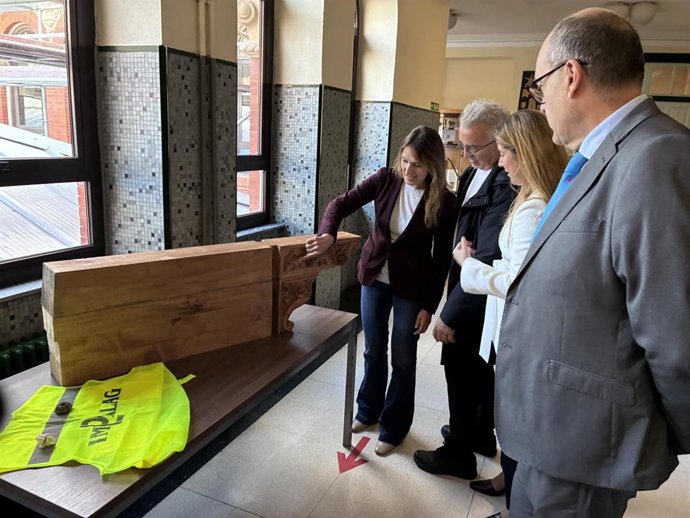 Rocío Lucas observa un de las vigas dañadas en el IES Zorrilla.